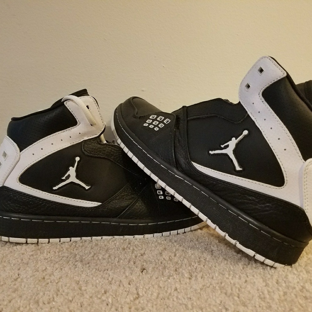 Men's Size 11 Blk/Wht Jordans